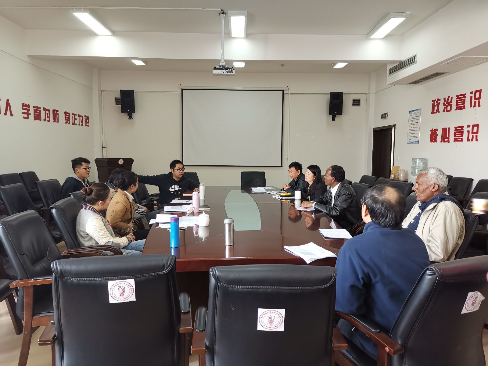 厄立特里亚阿斯马拉大学访问学者到公管公司交流访问2018.11.27.jpg